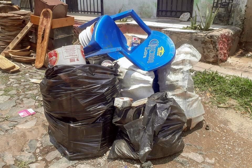 En la Colonia Aztlán de Tonalá, sobre Avenida Aztlán y las Calles Chapultepec, Atotonilco y Amalinalpan, las bolsas de basura llevan días sin ser recolectadas.