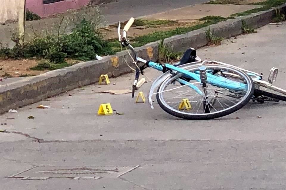 Mientras iba en una bicicleta por la Colonia Paseos del Valle, en Tlajomulco, un joven de aproximadamente 19 años fue asesinado a balazos.