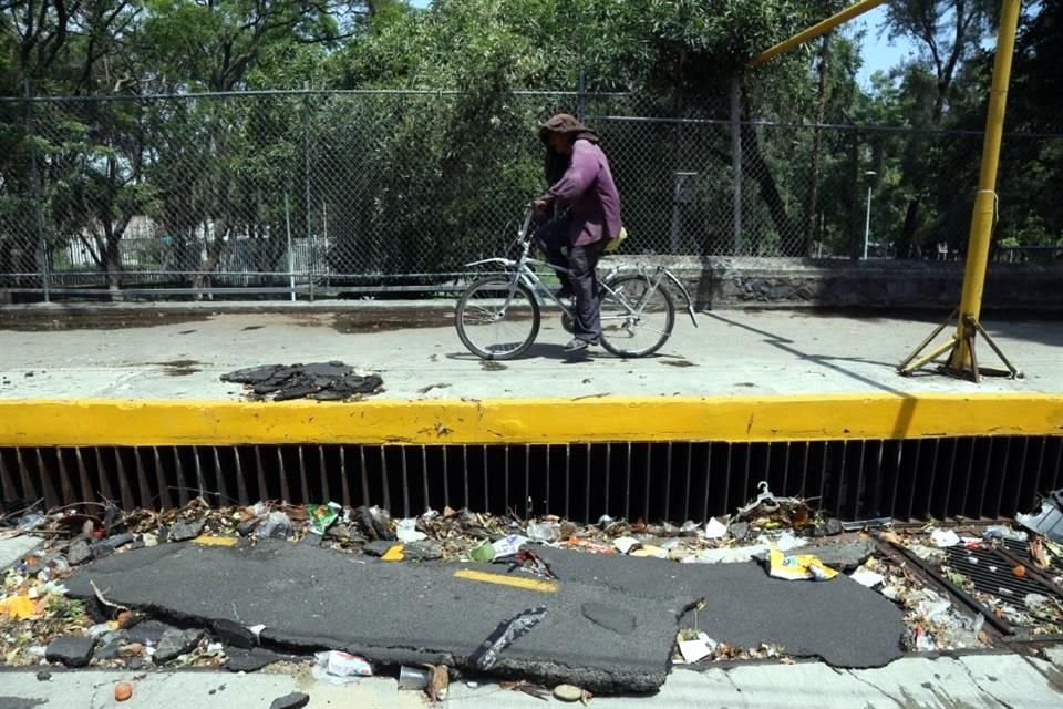 Tras la lluvia del lunes, muchas bocas de tormenta quedaron obstruidas con basura, como en esta localizada en la Calle Puerto Progreso junto al Parque Lázaro Cárdenas.