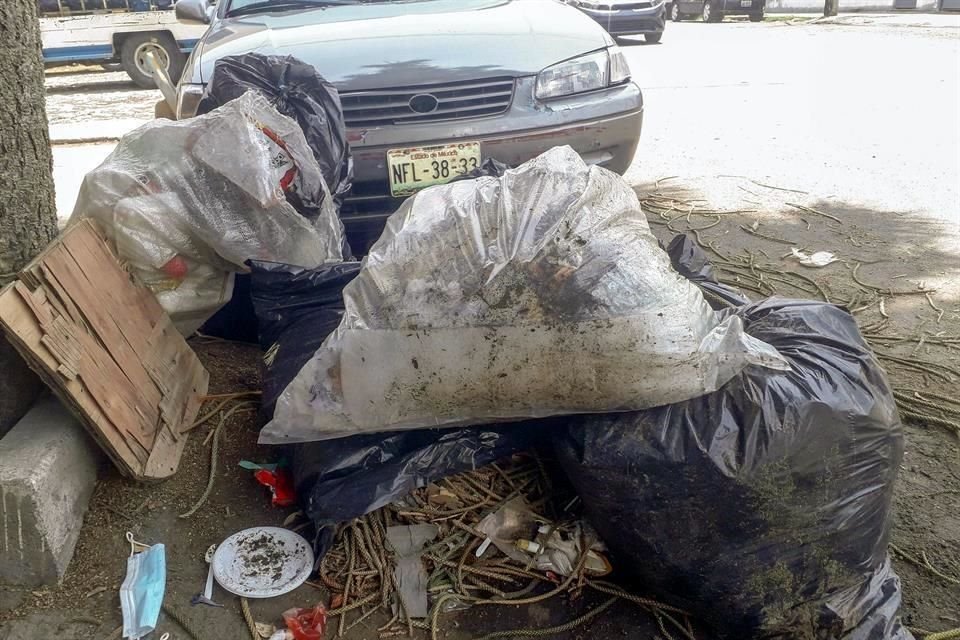 En la Colonia Aztlán de Tonalá, sobre Avenida Aztlán y las Calles Chapultepec, Atotonilco y Amalinalpan las bolsas de basura llevan días sin ser recolectadas.