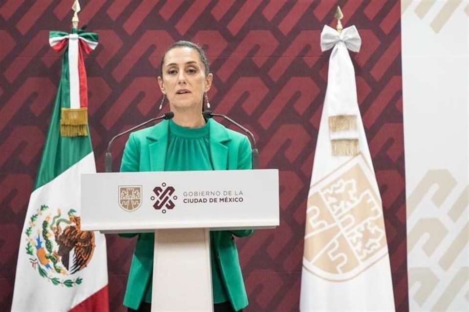 'Les informo que salí positivo a COVID. Me encuentro bien y me mantengo trabajando a distancia', informó Sheinbaum.