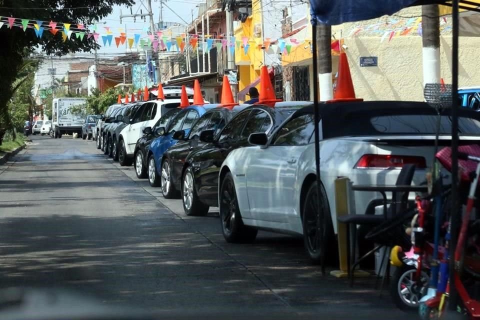 Los 'loteros' de la Colonia Aldama Tetlán han tomado otra vez las calles para la venta de autos.