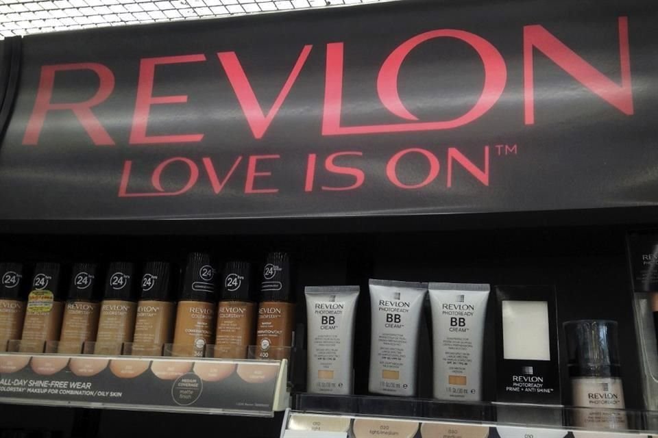 El icónico pionero de los cosméticos, Revlon, se declaró en bancarrota; espera refinanciar y continuar con el negocio.