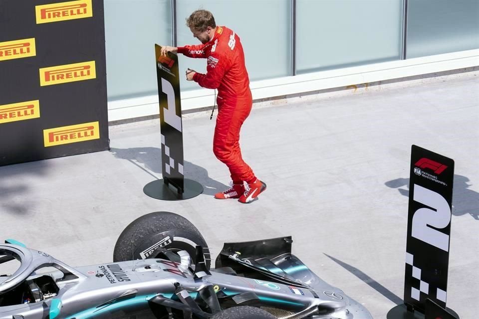 La imagen de Sebastian Vettel cambiando el cartel de primer lugar, no se olvida.