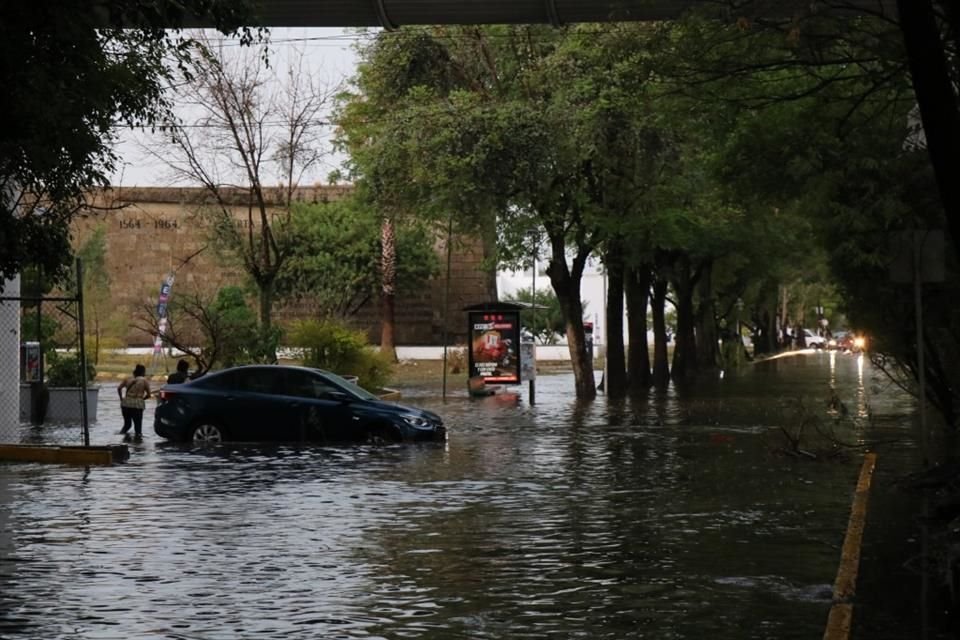 I Inundación en la Unidad Administrativa Las Águilas, en Zapopan.