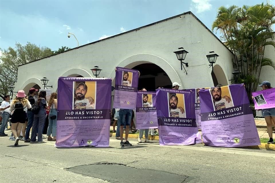 Cerca de 100 personas se manifestaron afuera de Casa Jalisco con motivo de la desaparición de Gibrán Barrios Casillas.