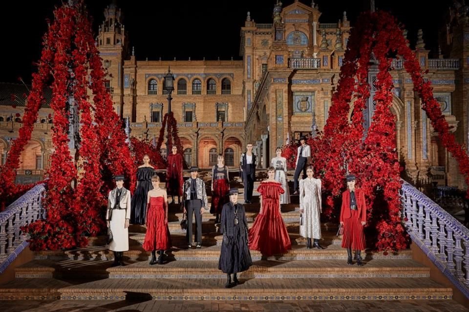 Presenta María Grazia Chiuri, de la casa Dior, la nueva colección Cruise 2023 en la majestuosa Plaza de España de Sevilla.