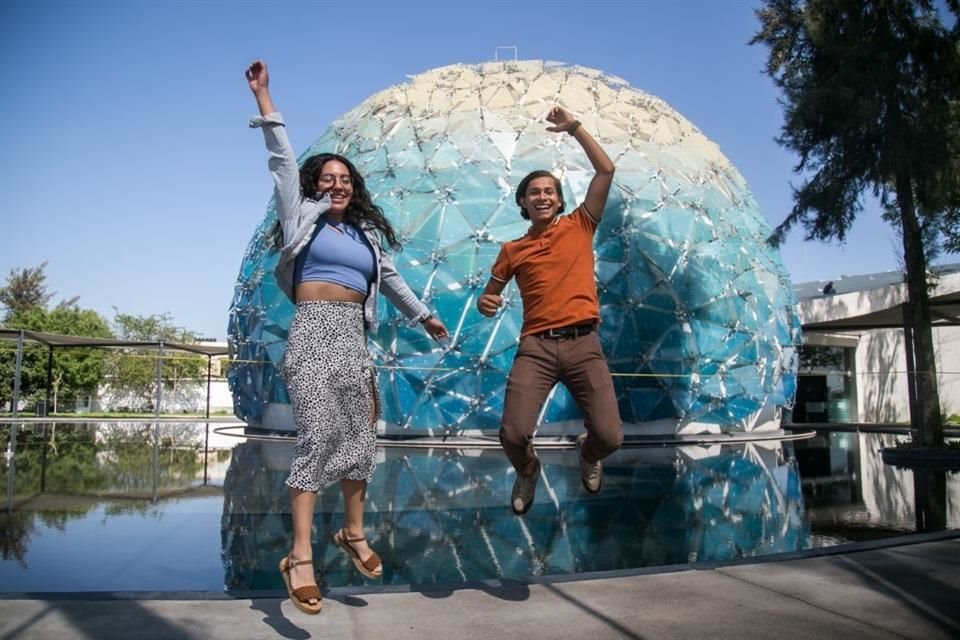 Lorena Trinidad Casarrubias y Diego Flores Gutiérrez, estudiantes del CUTonalá.