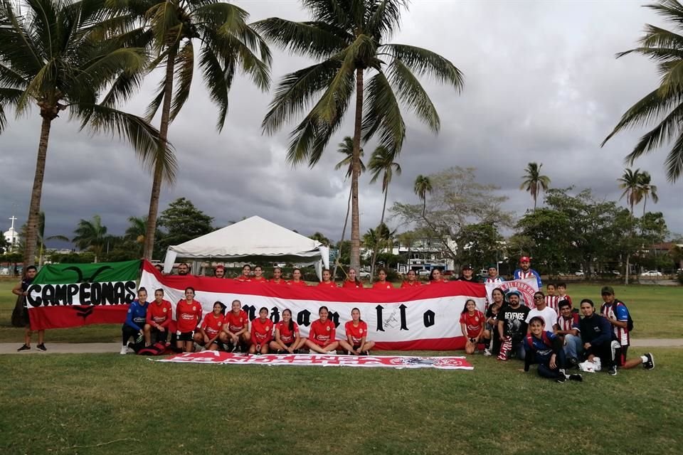 Las Chivas femenil convivieron con algunos aficionados después del entrenamiento.