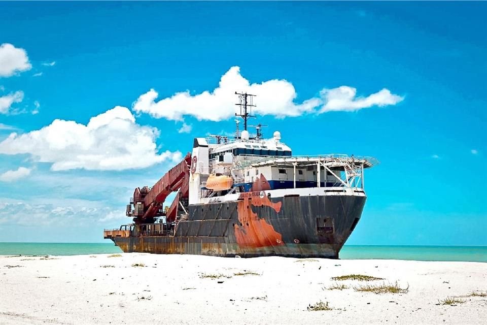 Un barco de la empresa Ocenografía se encuentra encallado desde 2017 en Ciudad del Carmen, Campeche.