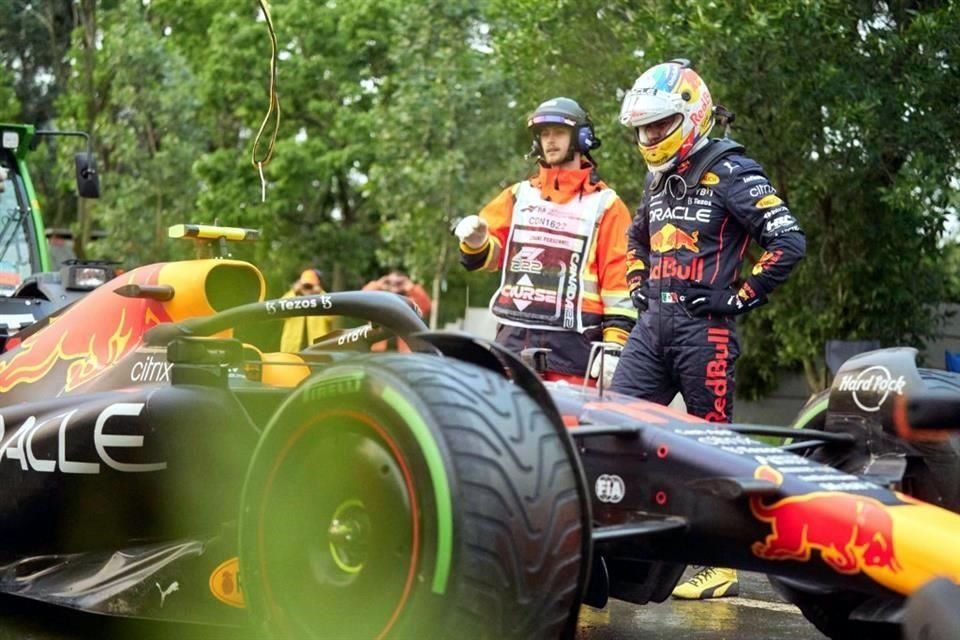 Checo Pérez no alcanzó llegar a las 10 vueltas cuando la caja ya había tronado.