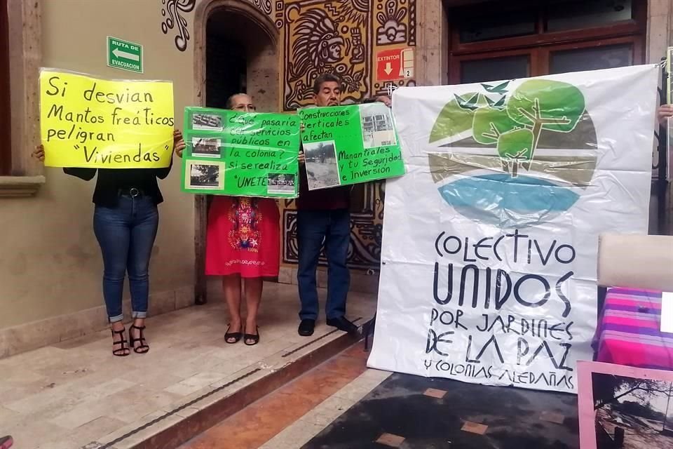 Colectivo Jardines de la Paz manifestándose por colector pluvial.