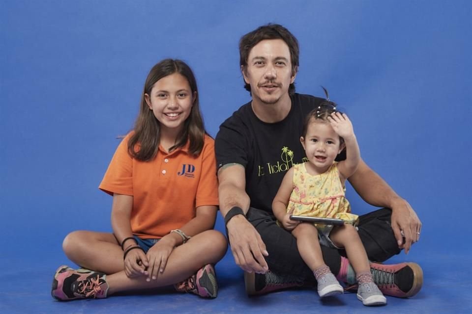 Chemin Santillanes junto a sus hijas Leonora e Ikari.