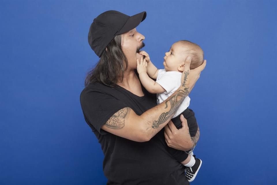 Odin Parada junto a su hijo Draco.