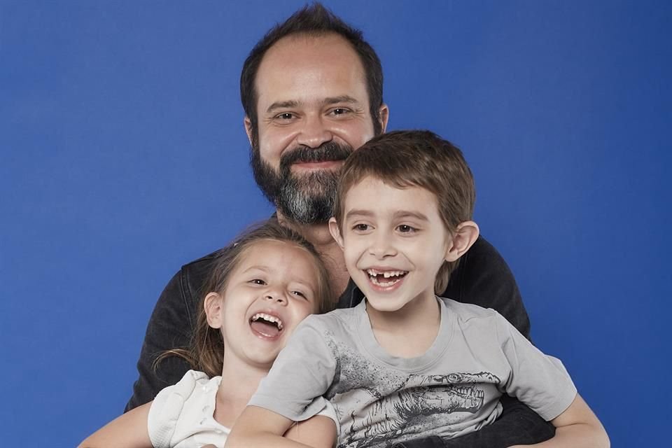 Gustavo Muñoz junto a sus hijos Julieta y Joaquín Muñoz.