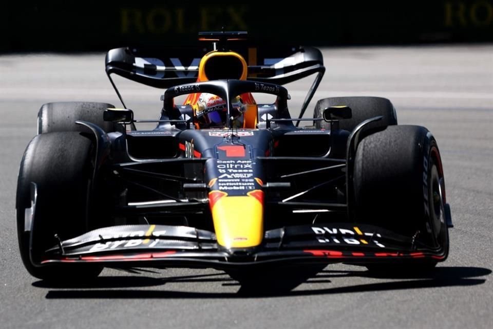 Max Verstappen logró soportar la presión de Carlos Sainz y se quedó con el triunfo en Canadá.