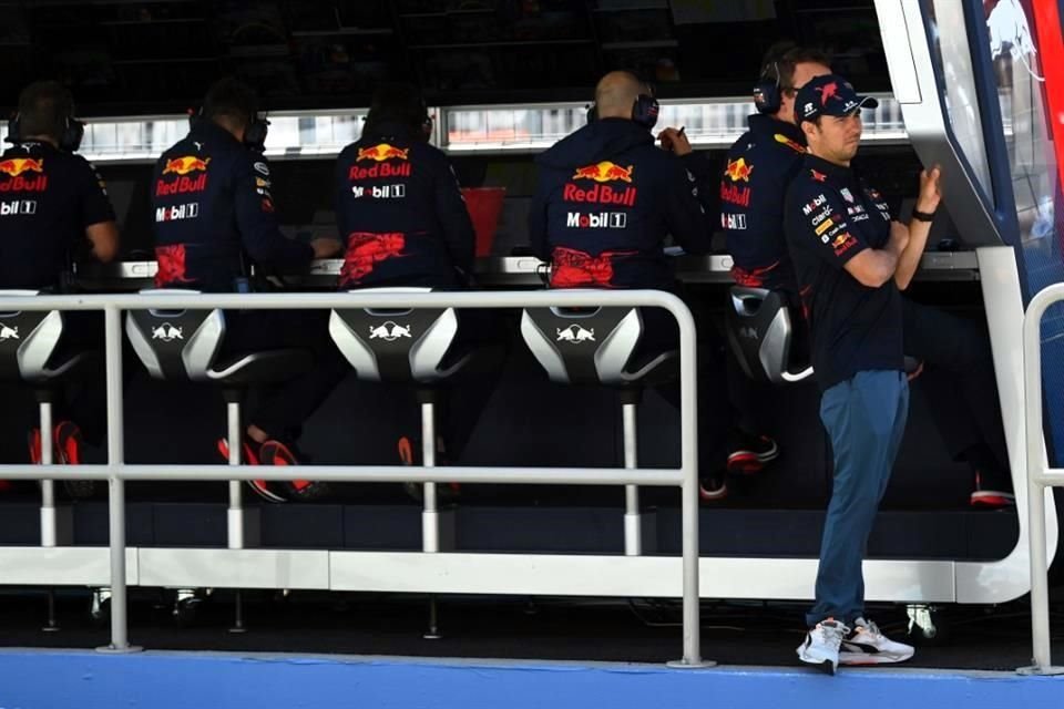 Ahí terminó viendo el mexicano la carrera.