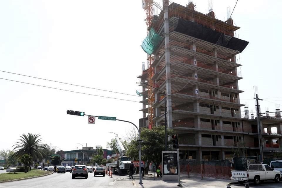 En el cruce de Federalismo e Hidalgo se construye un edificio habitacional.