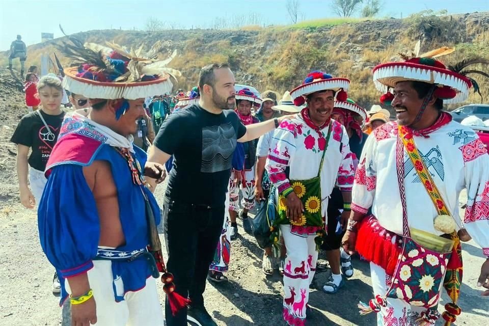 El 8 de mayo el Alcalde de Zapotlanejo, Gonzalo Álvarez, recibió a la Caravana Wixárika, con quienes compartió alimentos y le hicieron ritual de sanación.