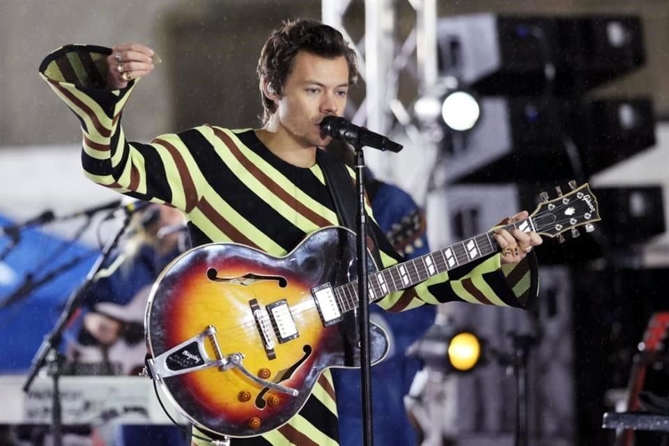 El cantante Harry Styles se asoció con Alessandro Michele, director creativo de Gucci, para la nueva colección de ropa 'HaHaHa'.