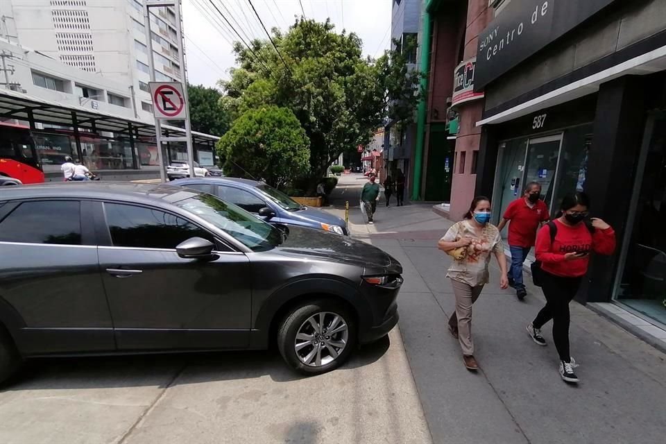 Automovilistas utilizan banquetas de Avenida Cuauhtémoc para estacionarse; señalan que falta al Reglamento de Transito afecta a usuarios.