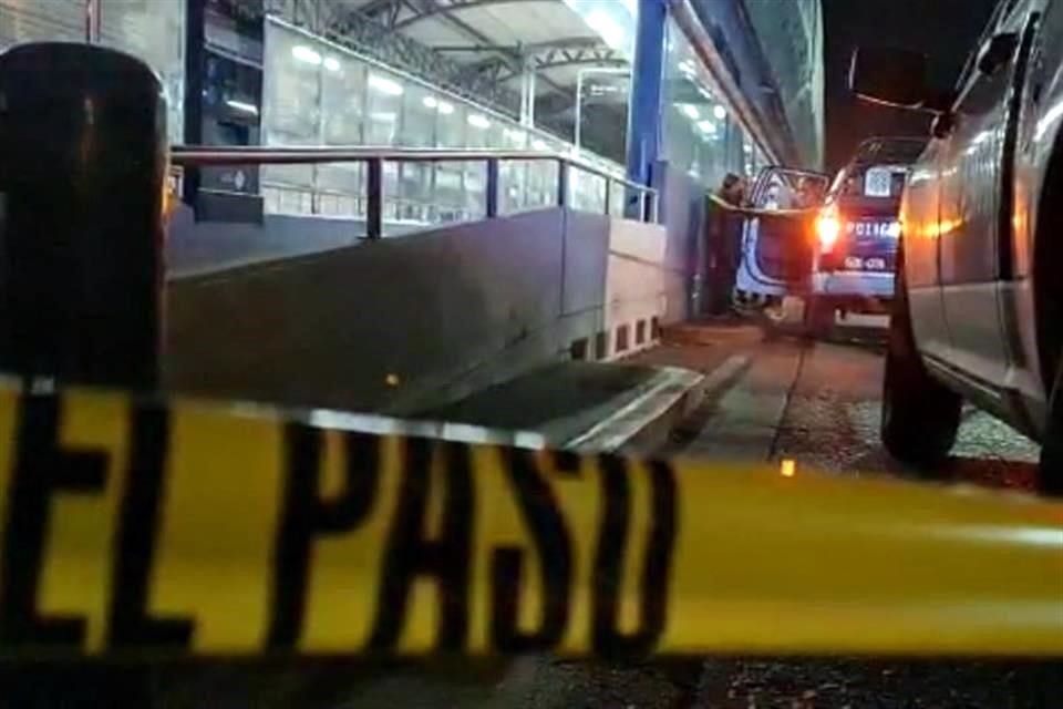 El cadáver de una mujer que fue atropellada en Avenida Colón, acabó dentro de una estación del tren ligero, en Guadalajara.