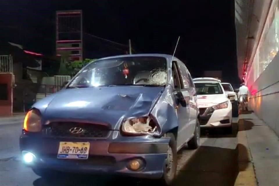 La mujer fue impactada por este vehículo.