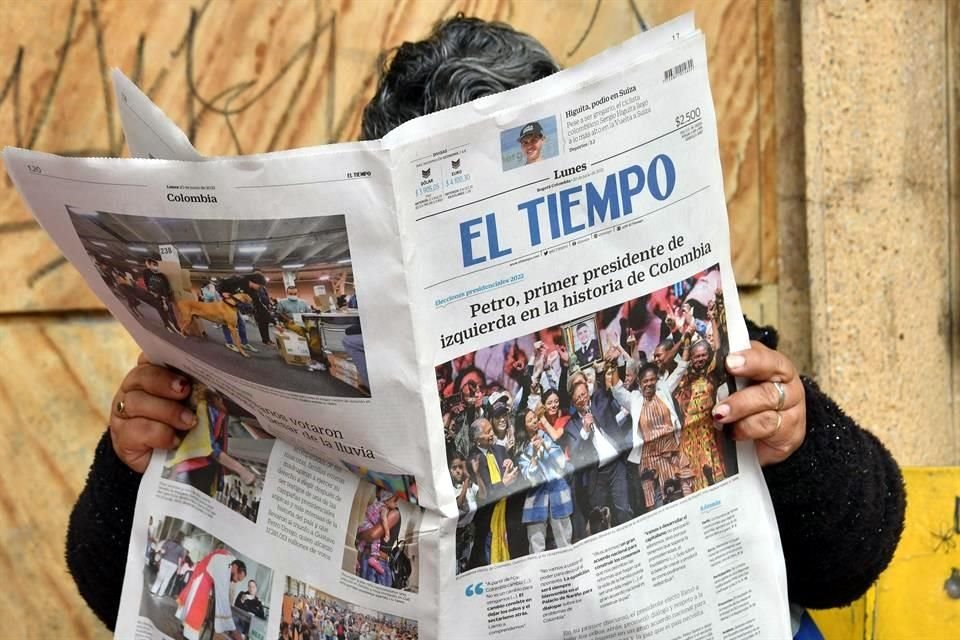 Una mujer lee un diario el lunes luego de que Gustavo Petro consiguiera llevar a la izquierda por primera vez al poder en Colombia.