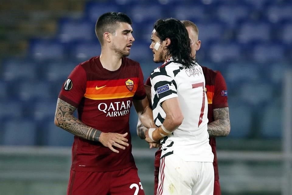La gran noche de Cavani no terminó como esperaba, ya que al 72' se hizo de palabra con Gianluca Mancini y se llevó la amarilla. Segundos después salió de cambio.