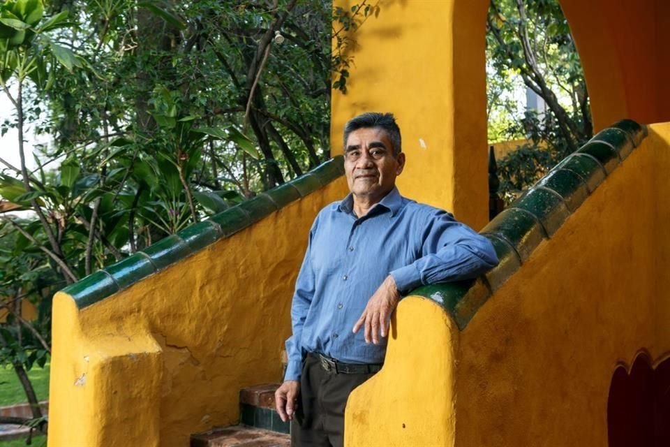 Gerásimo Sosa posa en la Casa ITESO Clavigero, donde dio una charla sobre su labor la semana pasada.