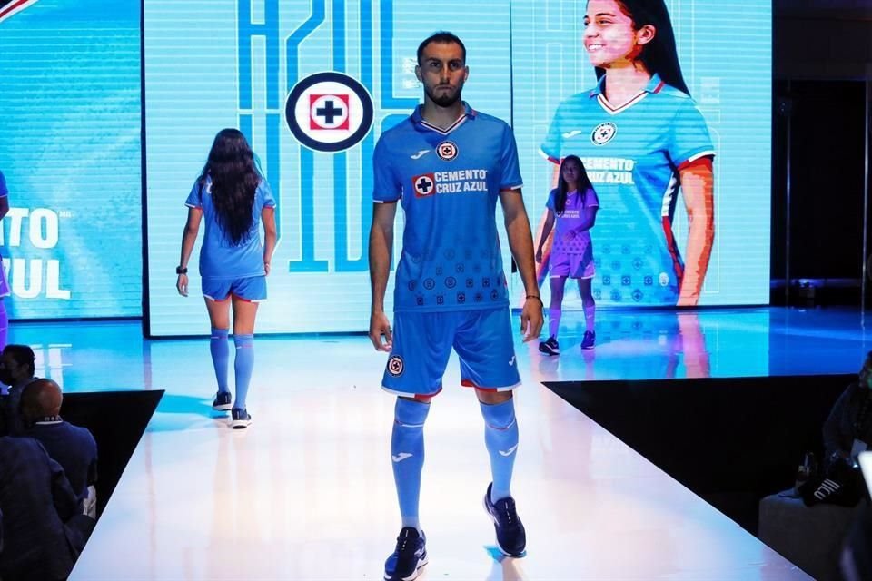 El uniforme de local de Cruz Azul.