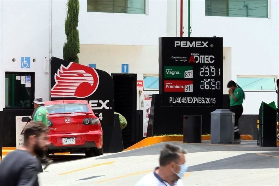 El costo de la gasolina premium, también conocida como de alto octanaje, registró su precio más alto en la ZMG: 26.50 pesos el litro.