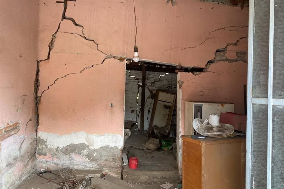De las 60 viviendas revisadas ayer en Ciudad Guzmán, tras el desplazamiento de una falla geológica, 19 resultaron con daño estructural significativo.