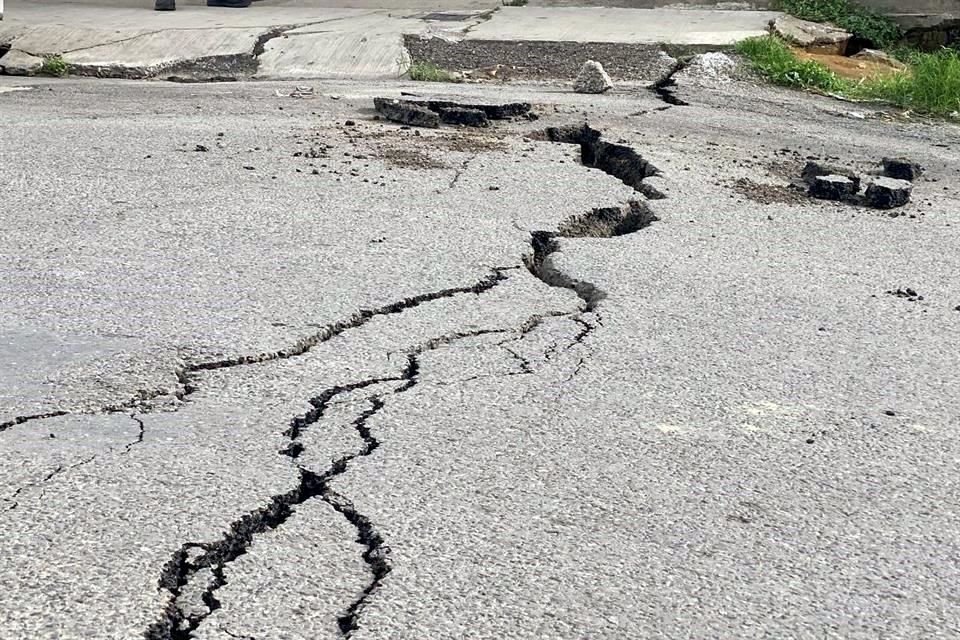 Calle Manuel M. Diéguez, afectada por grieta que causó desplazamiento de la falla geológica, en Ciudad Guzmán.