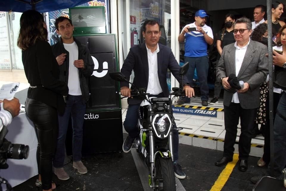 El Secretario de Transporte, Diego Monraz, en una de las motos que comercializa Citio.