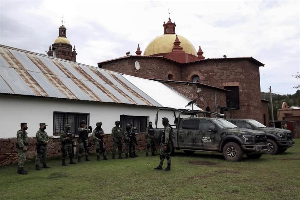 Militares realizan operativos en Cerocahui, donde el pasado lunes fueron asesinados dos sacerdotes jesuitas y un guía turístico, además del plagio de más personas.