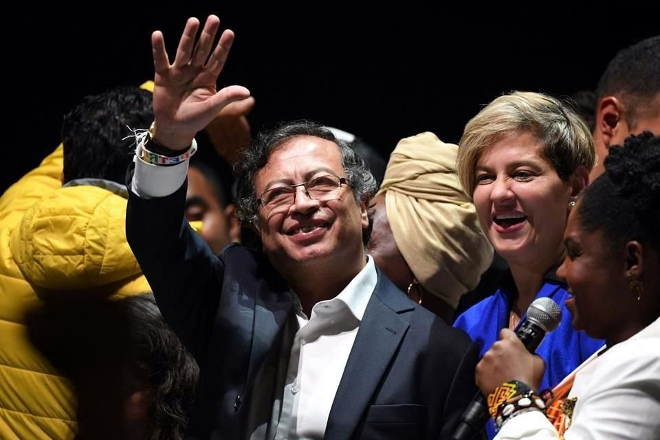 Acompañado de su esposa, Verónica Alcocer, y de su compañera de fórmula, Francia Márquez, Gustavo Petro saluda la noche de la jornada electoral en la que resultó electo Presidente.