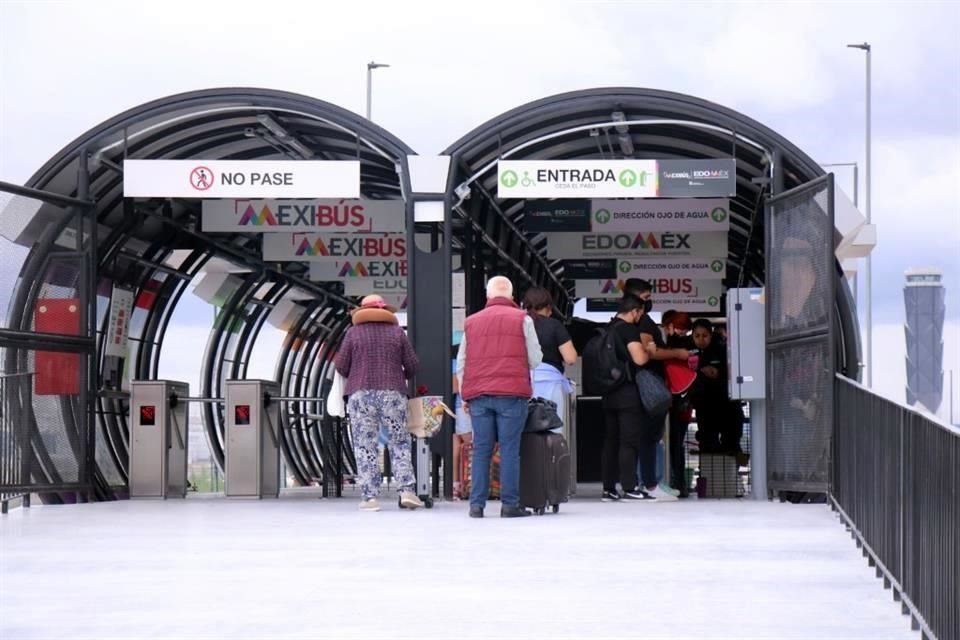 Colectivos de las empresas ADO, Ebus y Caminante ofrecen servicios, pero también, está el Mexibús, el cual así luce en horas llamadas 'pico'.