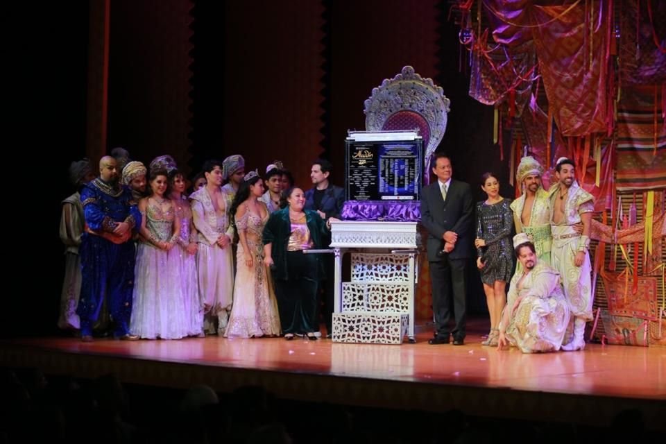 Para celebrar los 25 años de Ocesa Teatro, Bianca Marroquín, Michelle Rodríguez y Alan Estrada develaron una placa conmemorativa.