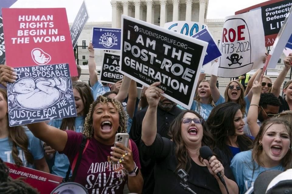 Mujeres protestan en contra del aborto afuera de la Suprema Corte de EU.