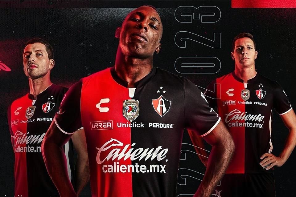 Jersey de local con los tradicionales colores rojo y negro.
