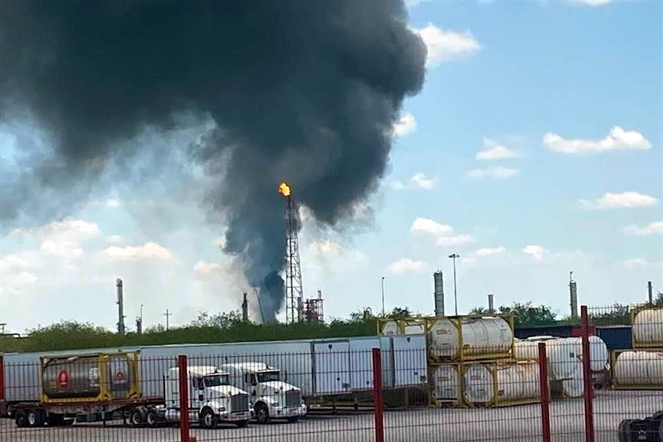 El incendio al interior de la Refinería de Cadereyta provocó una columna de humo, la cual es visible desde varios puntos de la Ciudad.