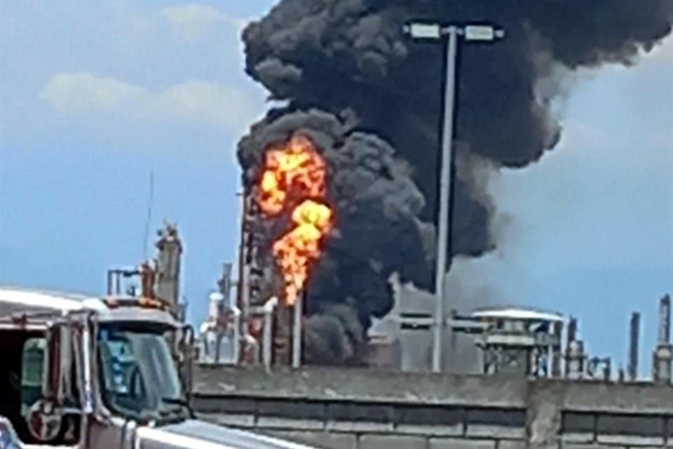 El incendio al interior de la Refinería de Cadereyta provocó una columna de humo, la cual es visible desde varios puntos de la Ciudad.