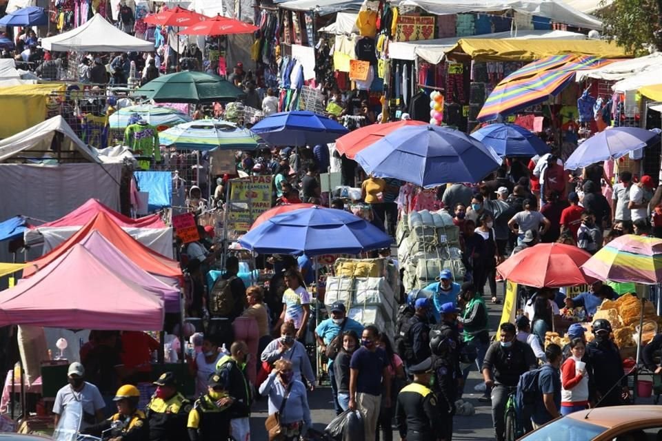 Comerciantes de diversos tianguis aseguraron que miembros del crimen organizado les exigen el pago de cuotas para seguir trabajando.