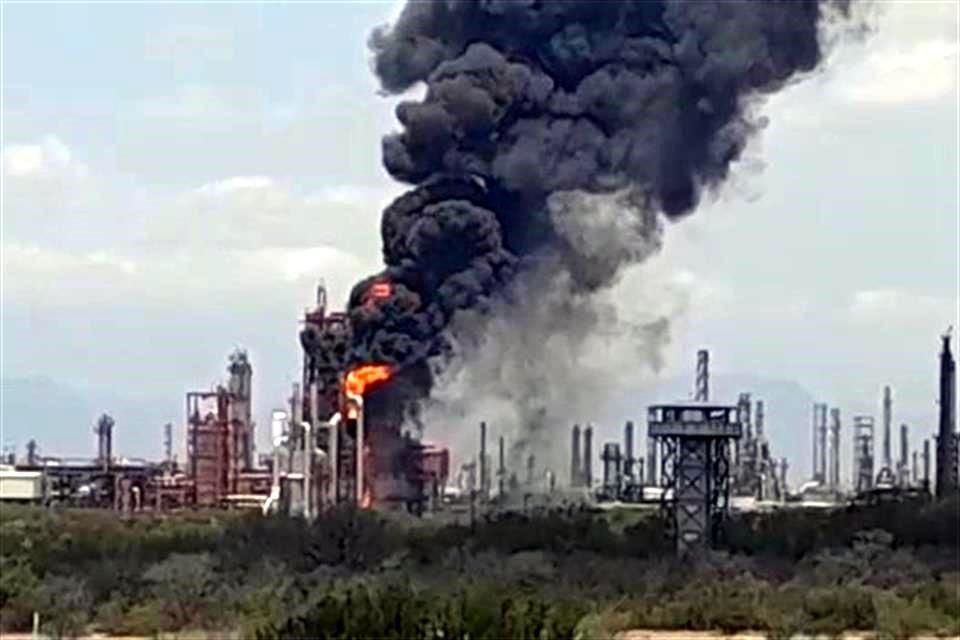 Incendio dentro de la Refinería de Cadereyta provoca la movilización de cuerpos de rescate; reportan que ya fue controlado y no hay heridos.