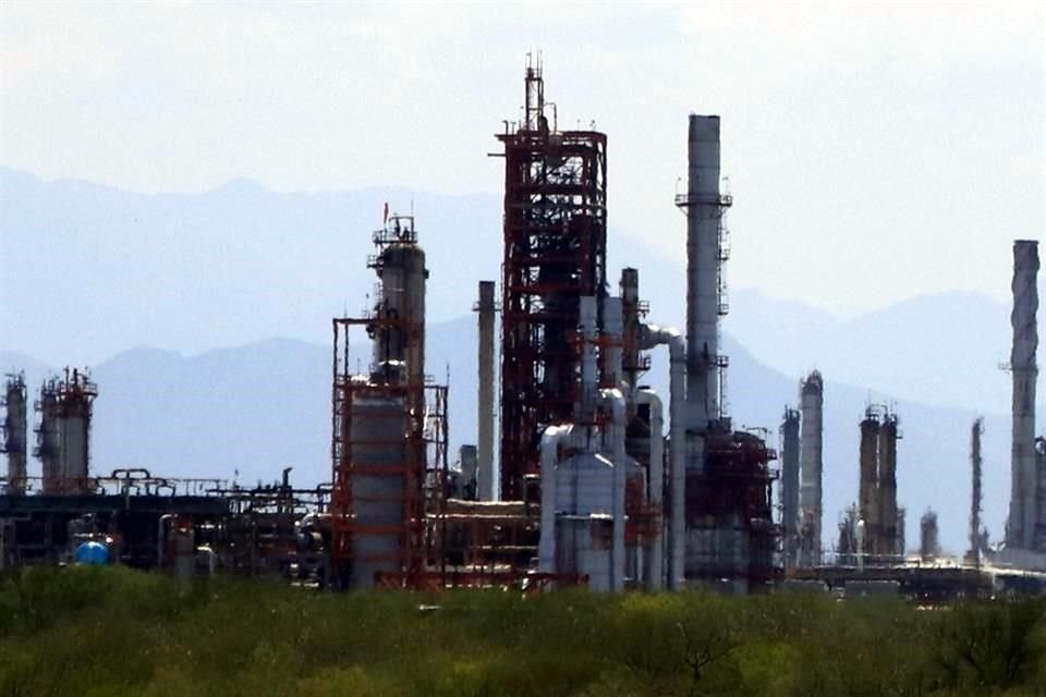 Incendio dentro de la Refinería de Cadereyta provoca la movilización de cuerpos de rescate; reportan que ya fue controlado y no hay heridos.