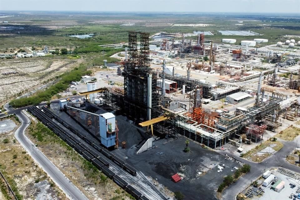 Incendio dentro de la Refinería de Cadereyta provoca la movilización de cuerpos de rescate; reportan que ya fue controlado y no hay heridos.