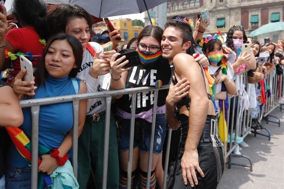 Joaquín Bondoni hasta se tomó fotos con los fans.