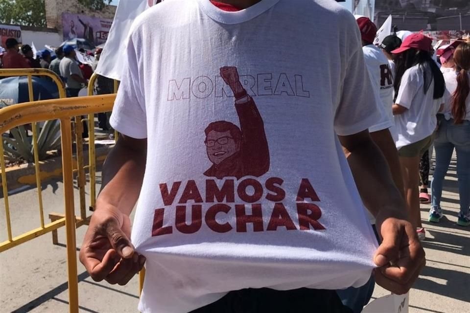 Un joven presume su playera en apoyo a Ricardo Monreal, cuya leyenda dice: 'Vamos a luchar'.