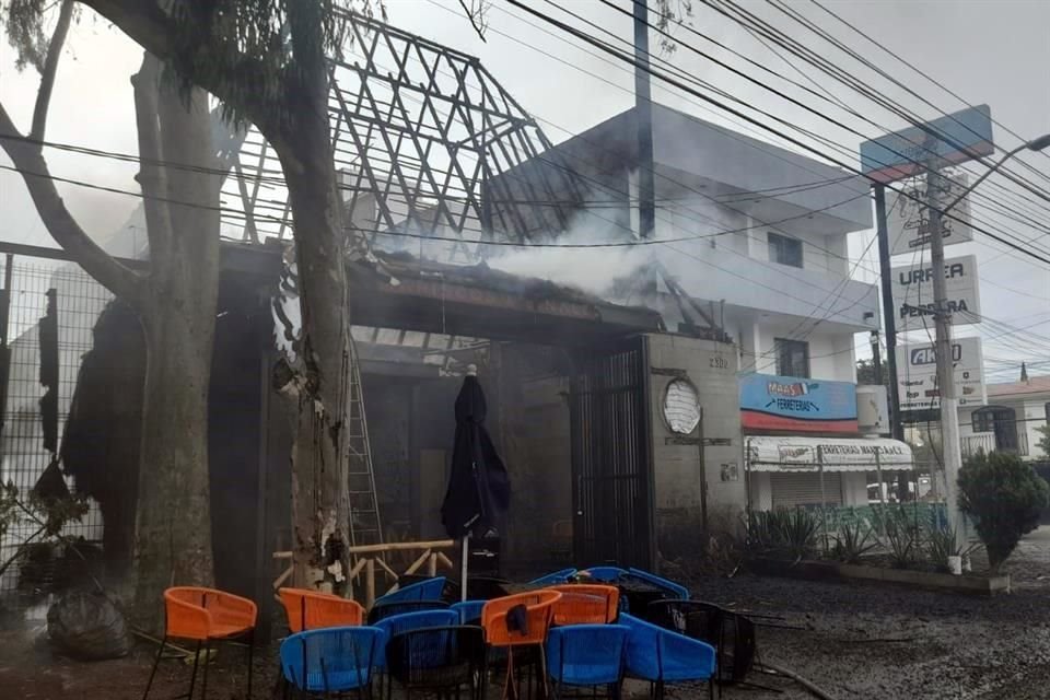 Comensales y empleados de un restaurante de mariscos en El Colli fueron evacuados por un voraz incendio que consumió toda la palapa.